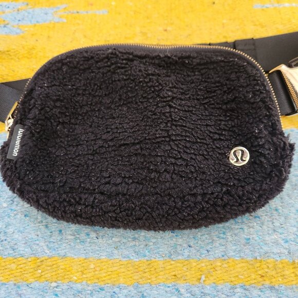 Lululemon Everywhere Belt Bag Black Sherpa - Picture 2 of 7